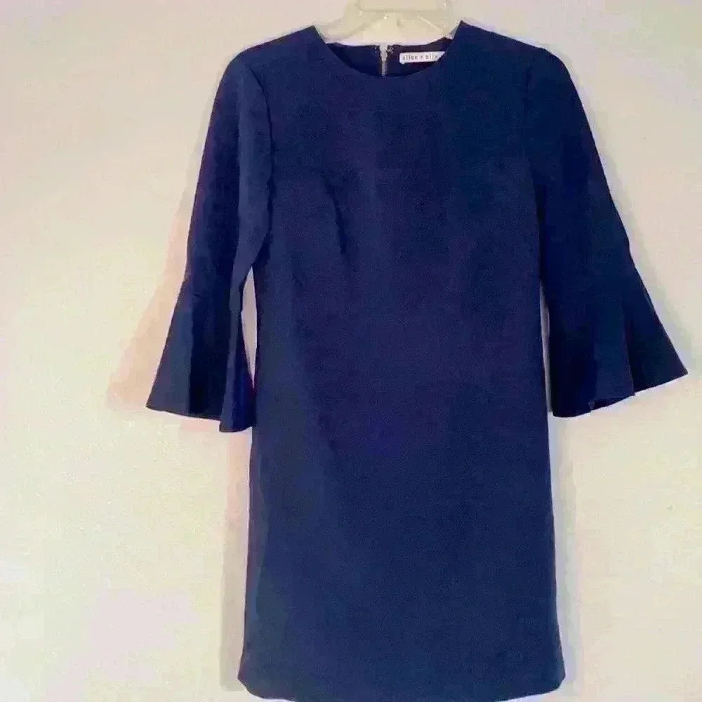 Alice + Olivia
Navy Bell Sleeve In Midnight Cocktail Dress